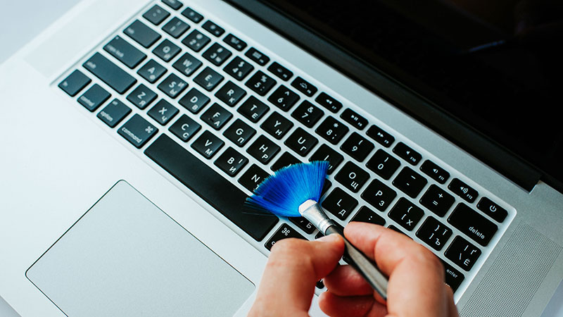 Vệ sinh bàn phím laptop bằng cọ lông mềm